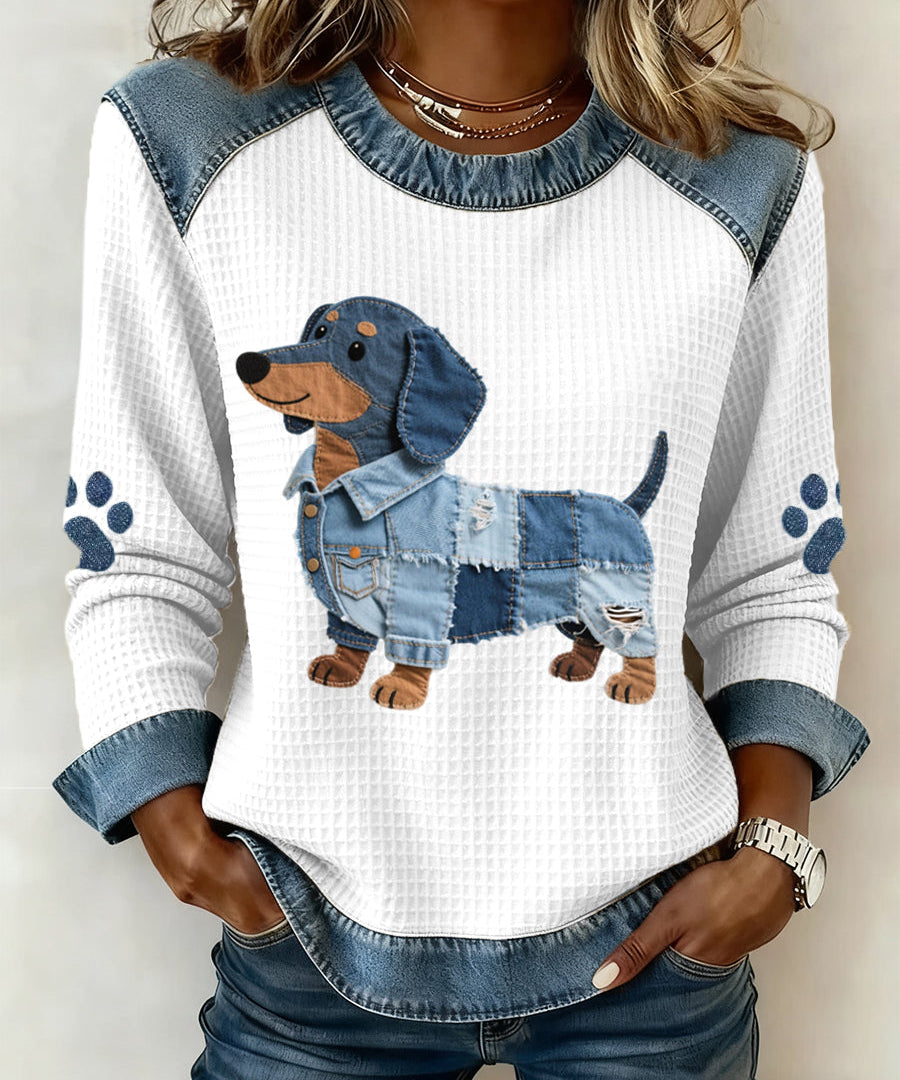 Câinele dachshund fermecător cu patchwork din denim